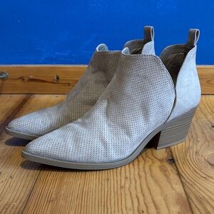 Universal Thread Perforated Pointed-Toe Ankle Booties - Tan/Light Brown